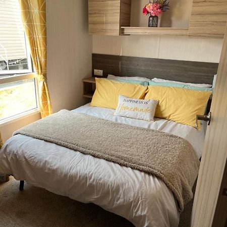 Beautiful Caravan In Trecco Bay! 74 Sycomore Бридженд Экстерьер фото